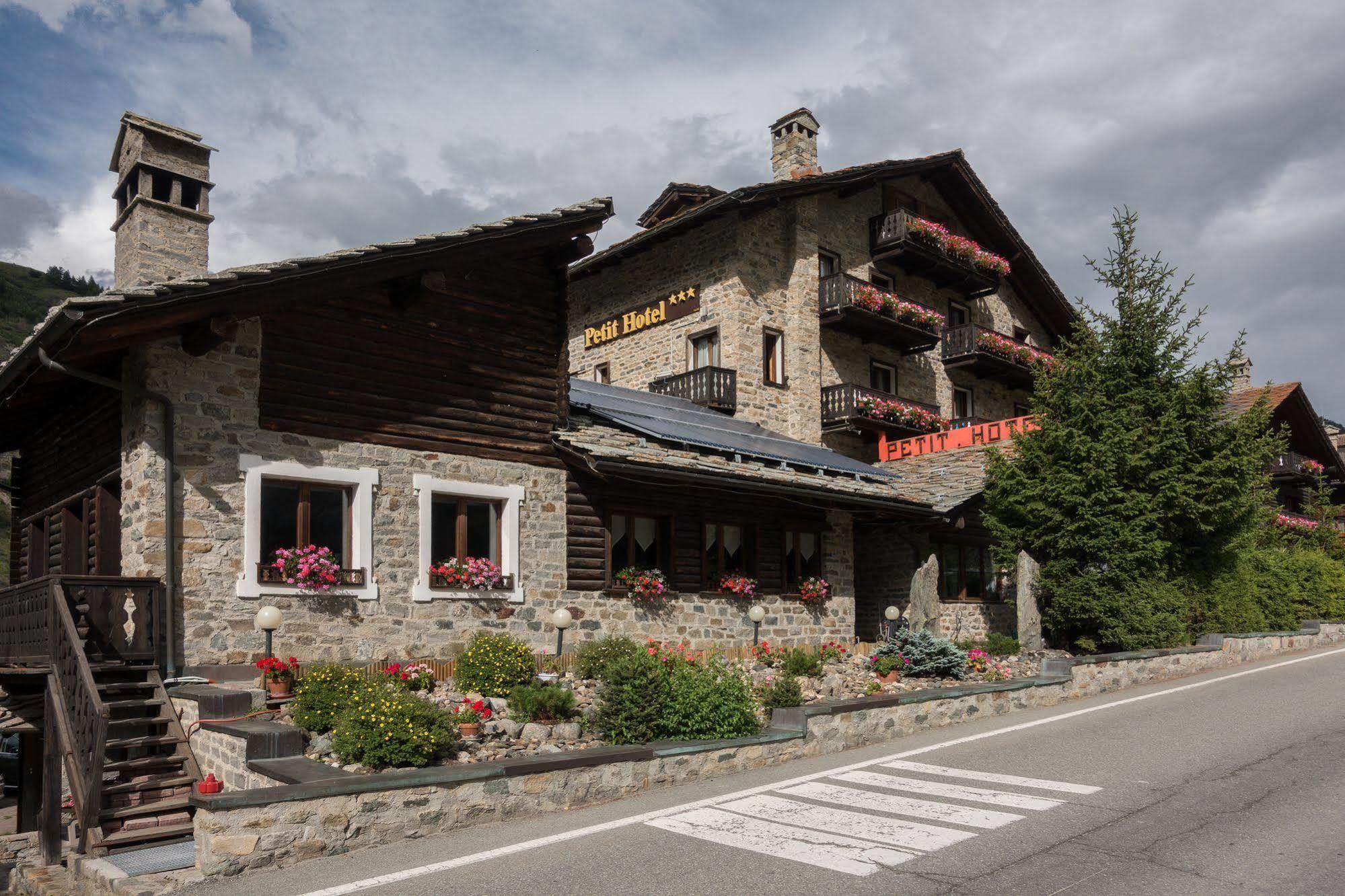 Petit Hotel Cogne Bagian luar foto