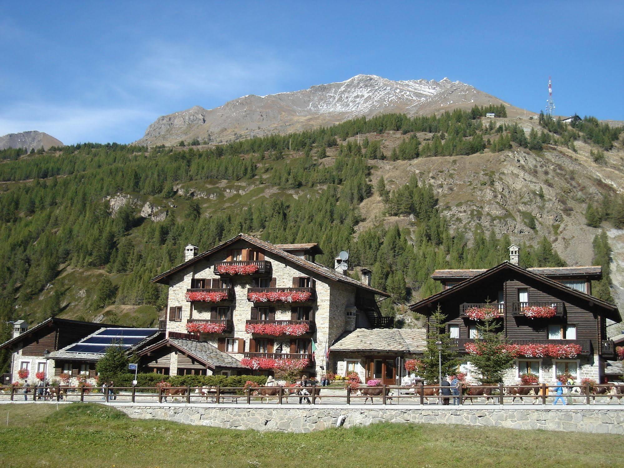 Petit Hotel Cogne Bagian luar foto